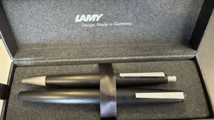 Kit Lamy 2000: caneta tinteiro F, esferográfica e estojo de couro