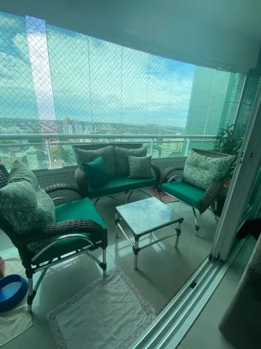 Conjunto de sofá em fibra e alumínio com mesa de centro.