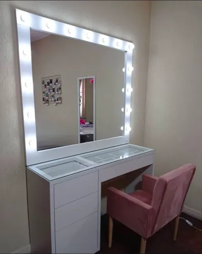 Conjunto Penteadeira Camarim Branca com 4 gavetas e divisórias + Cadeira Rosa