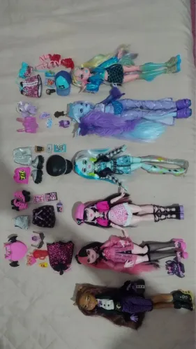 Lote 06 bonecas Monster High 