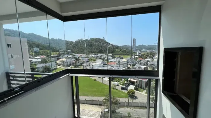 Locação Anual - Apartamento semi-mobiliado 2 dormitórios e 2 vagas - Praia Brava