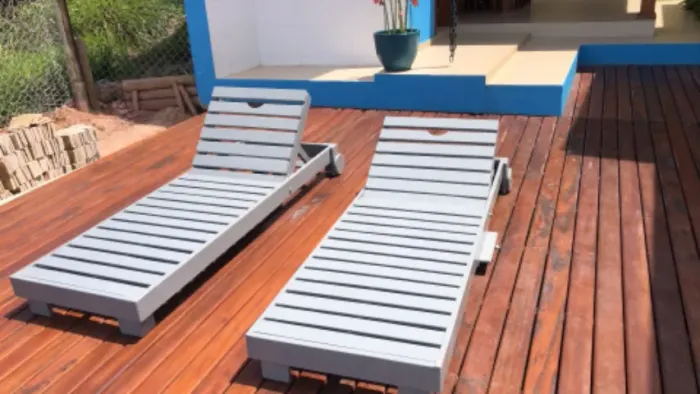 Espreguiçadeiras de madeira pinus com pintura automotiva cinza