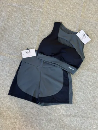 Conjunto de short preto com cinza e detalhe no busto