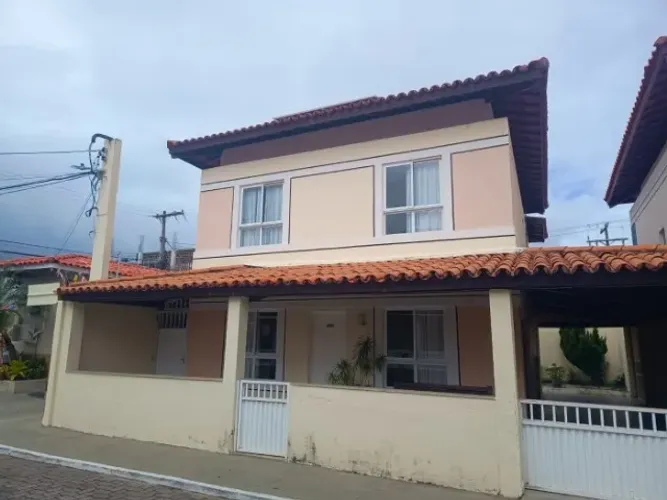 Aluga-se / Casa 3/4 com 2 Suítes em Condomínio Fechado na Rua Capitão Mello