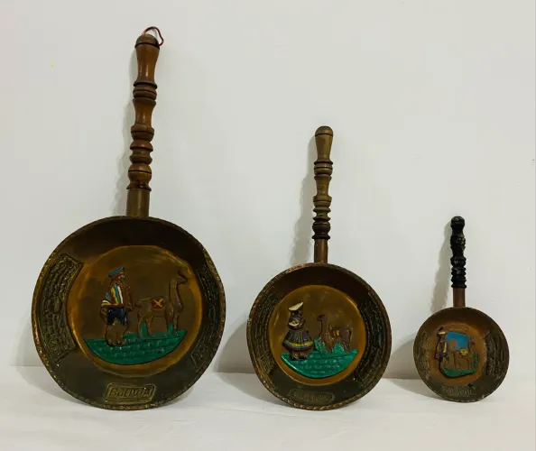 Trio de Frigideiras Decorativas em Cobre Vintage - Arte Andina (Bolívia)