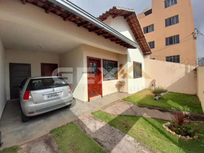 Casa de lote interior no bairro Manoel Valinhas