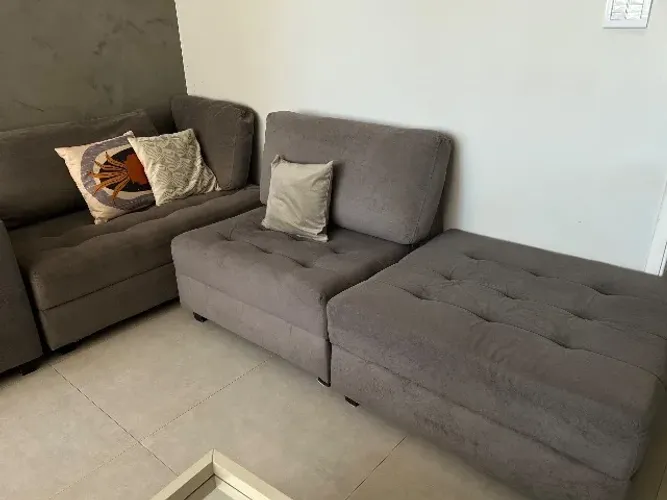 SOFÁ MODULAR - ÓTIMO ESTADO Valor: R$ 2.000,00 Estrutura em madeira