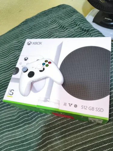 Xbox Series S 512GB Impecável + Caixa + Conta com GTA V, Residente evil 4 remake e Jogos