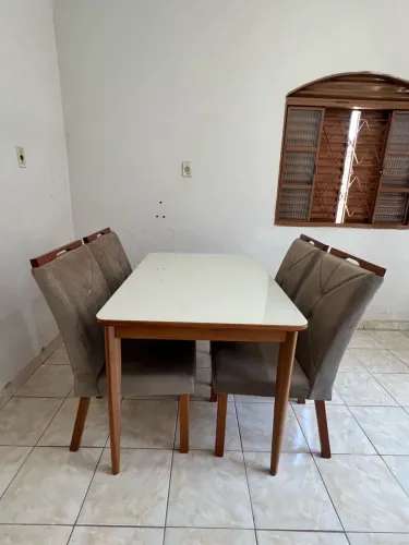 Mesa de madeira com tampo de vidro e 4 cadeiras