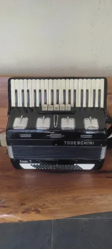 Acordeon Todeschini 80 baixos super 5