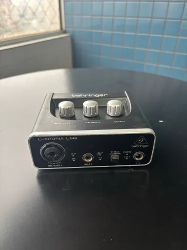 Interface de Áudio Behringer U-Phoria UM2