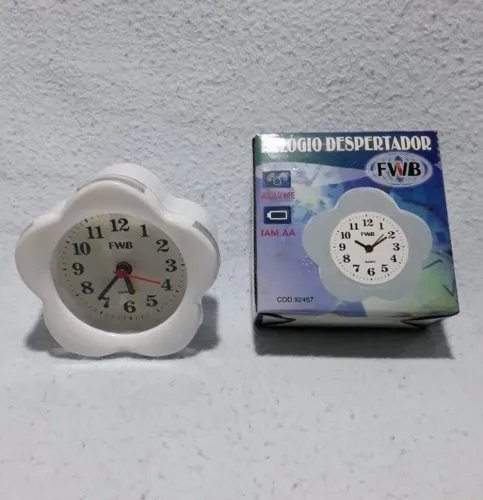Relógio despertador à pilha com luz.