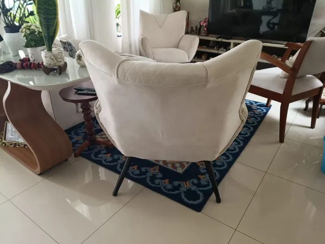 Poltrona estofada sala semi nova
