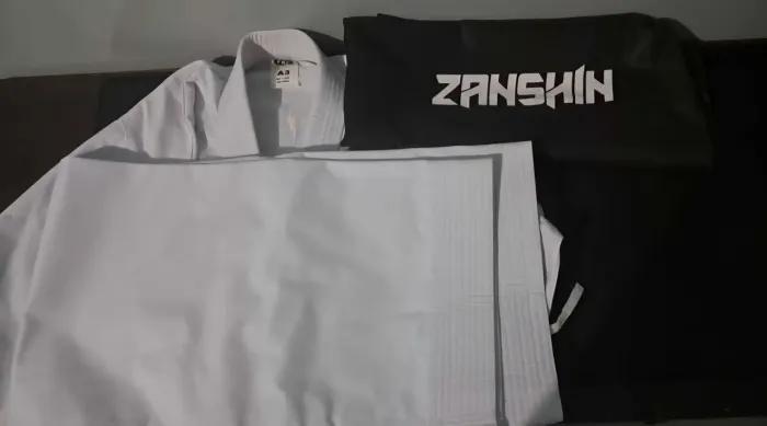 Kimono Zanshin Karate (DESAPEGO)