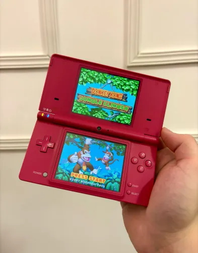 Nintendo Dsi com muitos jogos como Pokémon Mario e Zelda + carregador e caneta 