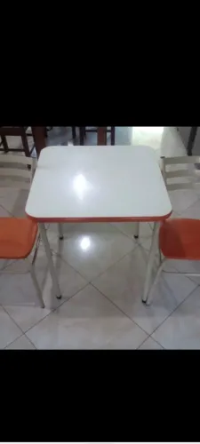 Mesa com 2 cadeiras estofados *