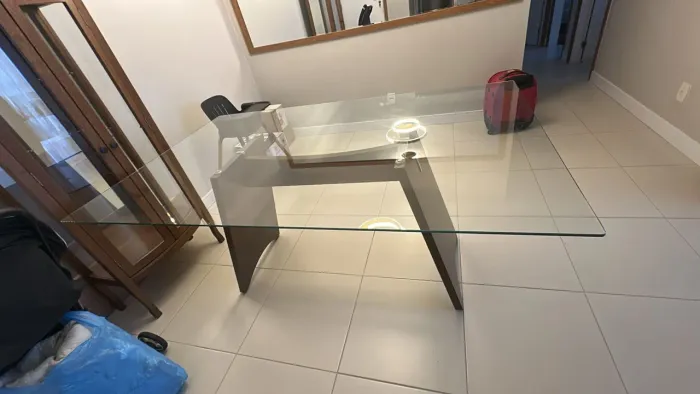 Mesa com tampão de vidro e base de madeira