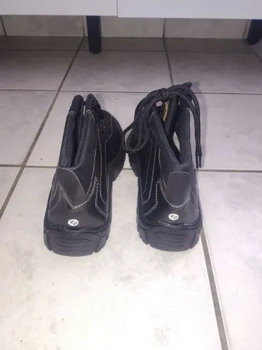 Bota de couro números Nova. Nunca usado.
