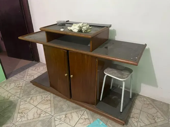 Balcão de Madeira Maciça Antigo com Armários e Prateleiras