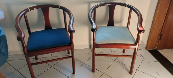 PAR DE CADEIRAS EM MOGNO COM BRAÇOS