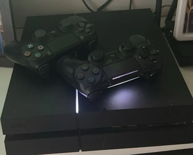 Vendo ps4 com dois controles e 4 jogos TOPS