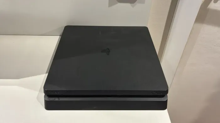 PlayStation 4 PS4 Slim 500Gb 6 jogos 3 controles + carregador