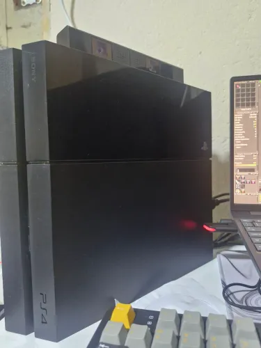 Vendo PS4 500GB Desbloqueado 12.52 + Controle + Webcam