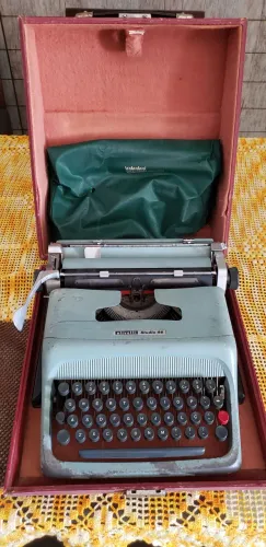 Máquina de Escrever Olivetti Studio 45 da década de 60