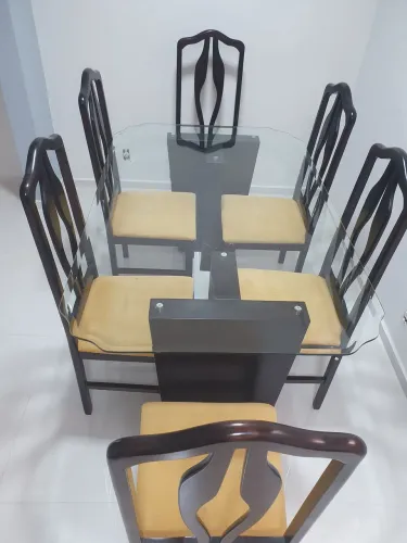 Mesa de jantar tampo de vidro 1,60x1,00 c/ 06 cadeiras + móvel de canto tampo de vidro