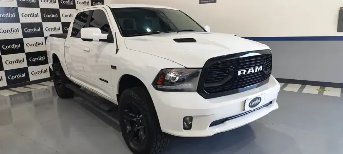 Ram Classic Laramie Night Edition 5.7 V8 16V Gasolina 4X4 Aut. 2022