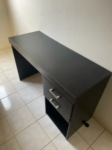 Escrivaninha preta com gavetas
