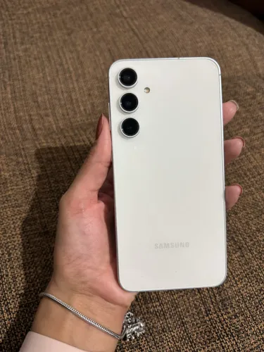 Vendo celular Samsung S23 FE - $1.500,00. Preço negociável, para pagamento via pix.