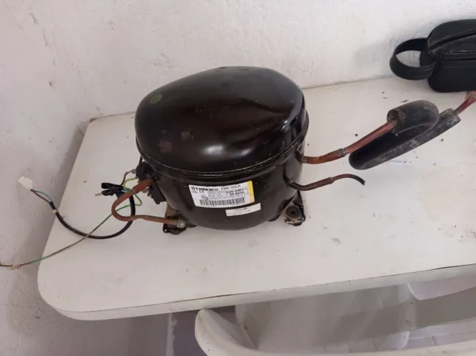 Motor de freezer e geladeira grande.