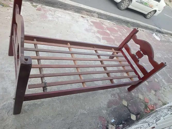 VENDO UMA CAMA DE SOLTEIRO MADEIRA MACICA
