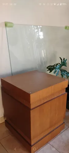 Mesa de vidro com base em madeira