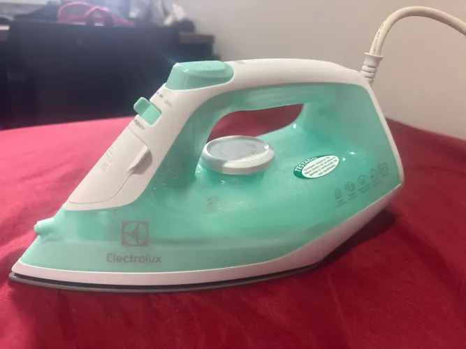 Ferro a vapor Electrolux