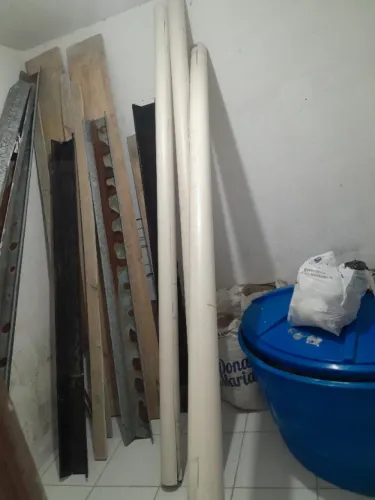 Calhas galvanizada e cano de 100 de PVC cortada para calha. 