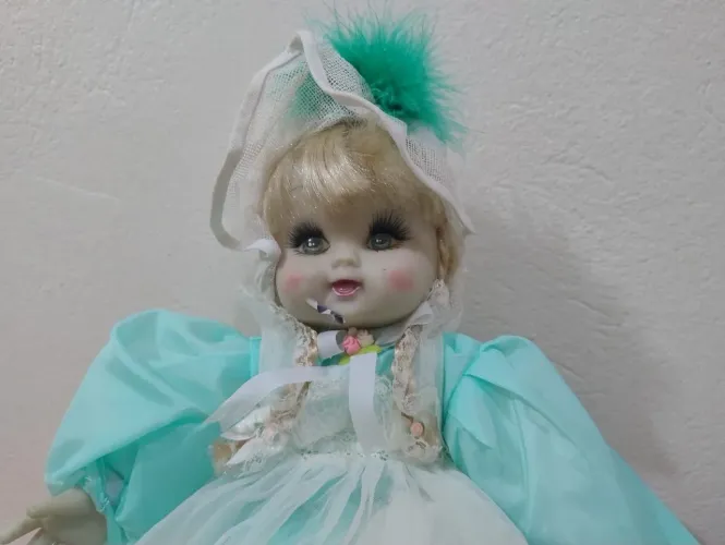 Boneca de porcelana - verde
