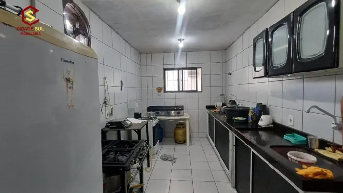 Casa com comercio á venda, térreo e primeiro andar, 2 quartos sendo uma suíte