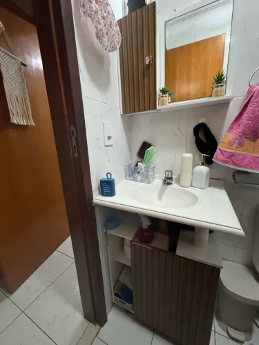 Conjunto gabinete de banheiro e espelho