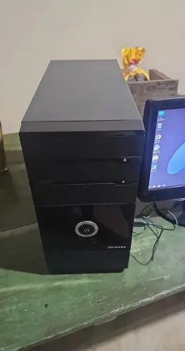 A computador on uma mesa with a monitor on it