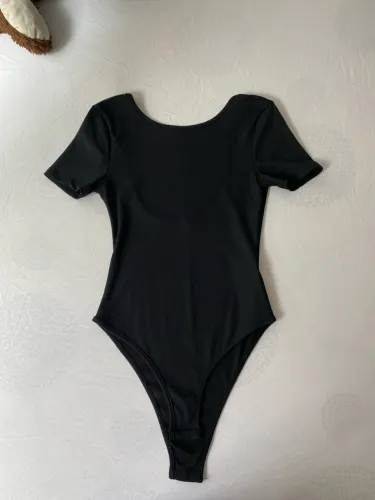 body preto canelado, croppeds preto com manga e sem manga, vestido florido e outras peças
