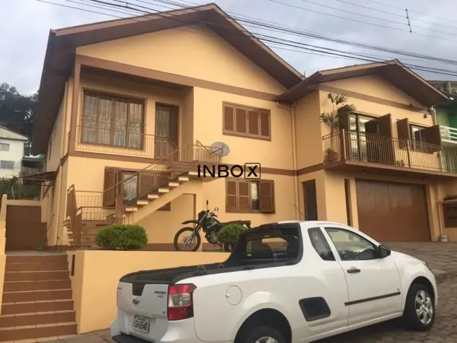 INBOX CIA IMOBILIÁRIA VENDE ÓTIMA CASA NO BAIRRO LICORSUL COM TRÊS MORADIAS EM BENTO GONÇA