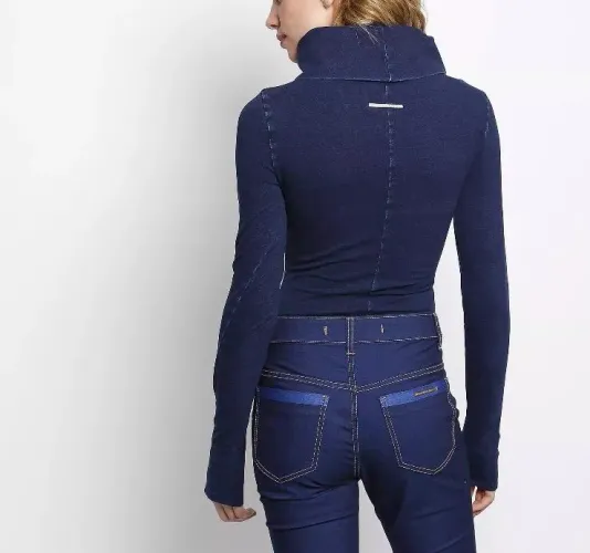 Body marca osmoze gola alta e detalhe na mão