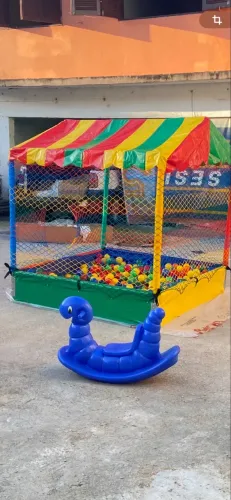 Piscina de bolinhas para festa infantil.