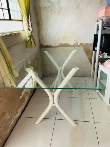 Mesa de vidro de 6 lugares.