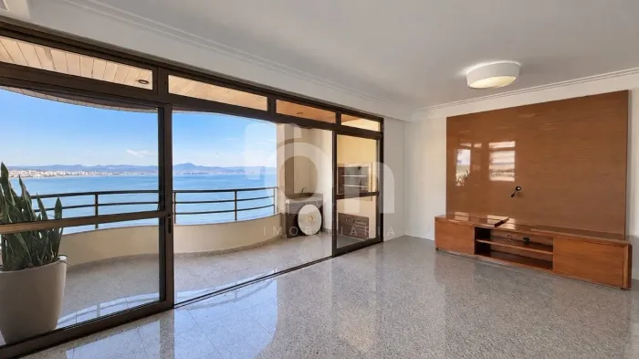 Apartamento de 4 dormitórios na Agronômica