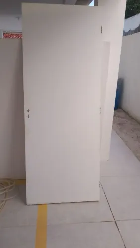 7 portas e 7 forras disponíveis, em bom estado.