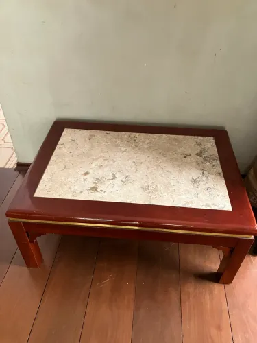 Mesa de centro em madeira maciça com tampo de pedra