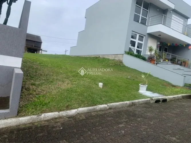 No Condomínio Cerro Mirador, terreno esperando receber tua casa dos sonhos.